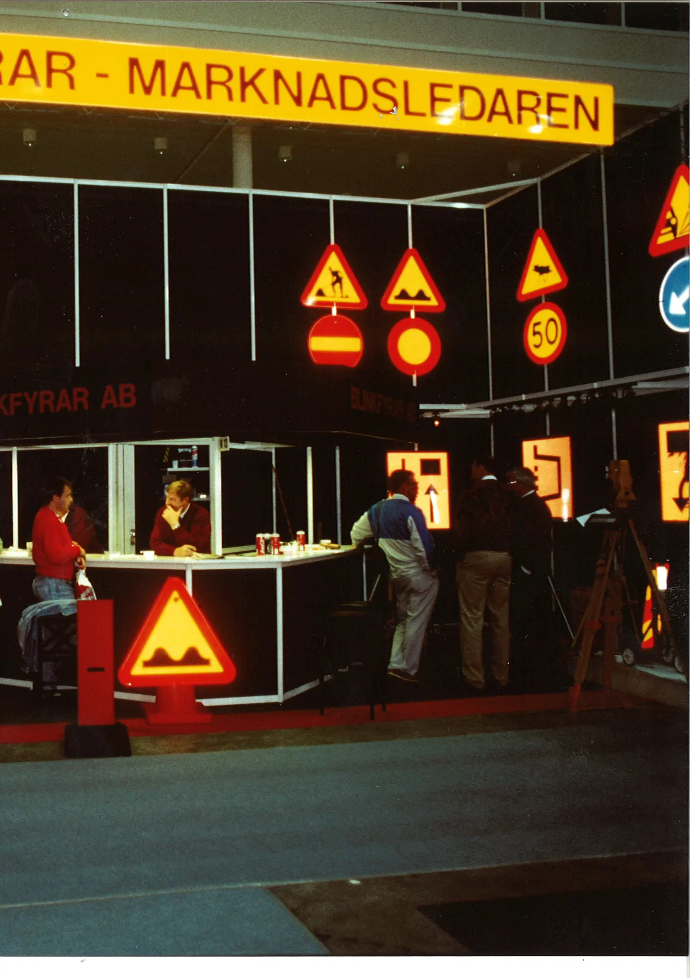 Blinkfyrars monter på en mässa på 1980-talet med upplysta varningsmärken