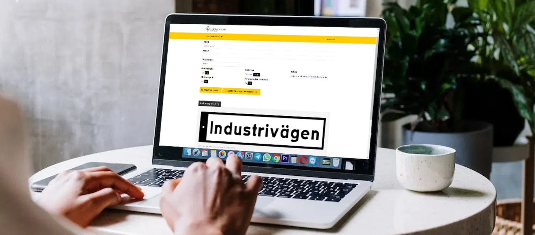 Bärbar dator som visar skyltgeneratorn med en gatunamnsskylt för Industrivägen